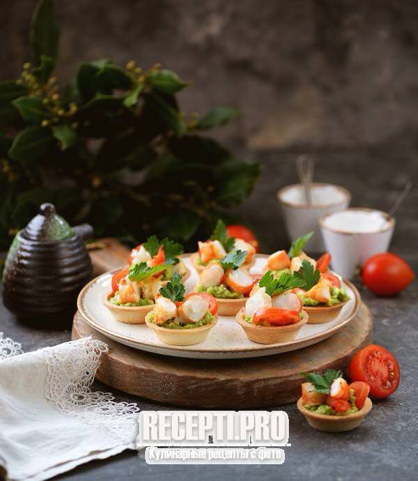 Тарталетки с авокадо и креветками