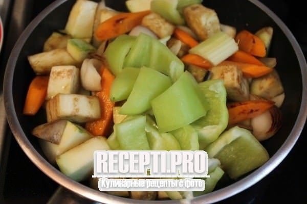 Теплый овощной салат с орешками