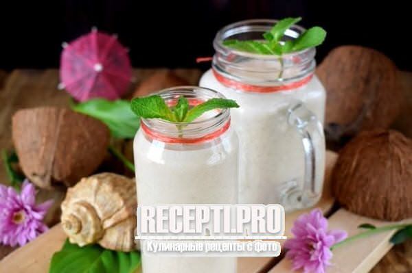 Тропический смузи с кокосовым молоком