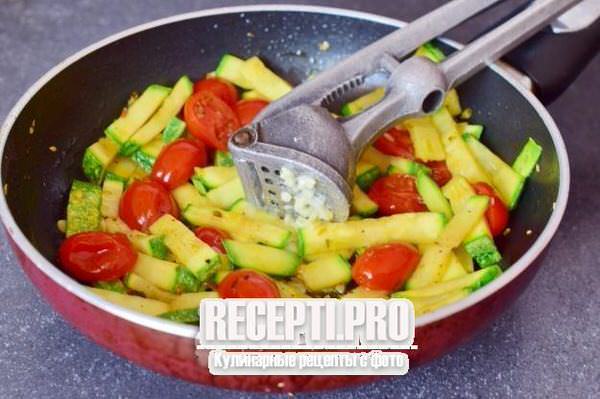 Тушеные кабачки с помидорами на сковороде