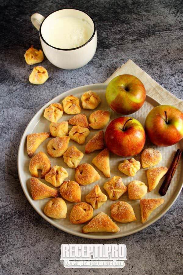 Творожное печенье с яблоками и корицей