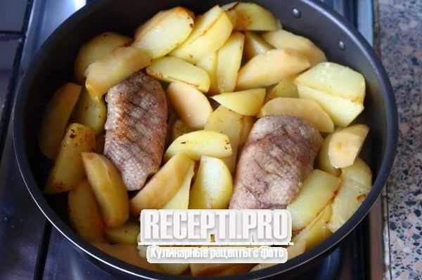 Утиная грудка с яблоками и картофелем