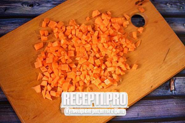 Вареный рулет из пузанины с морковью