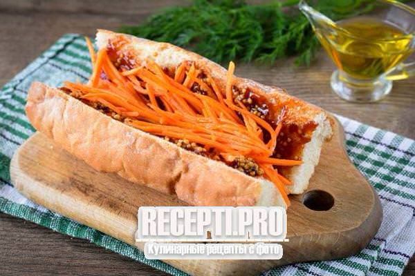 Вегетарианский хот-дог с морковью и солеными огурцами