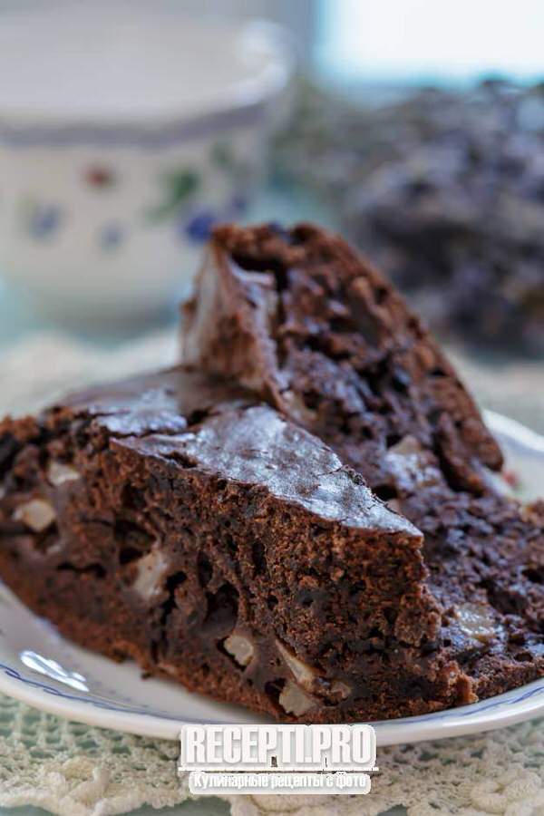Влажный шоколадный торт с грушей