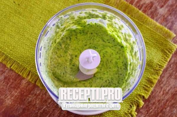 Зеленый коктейль на греческом йогурте