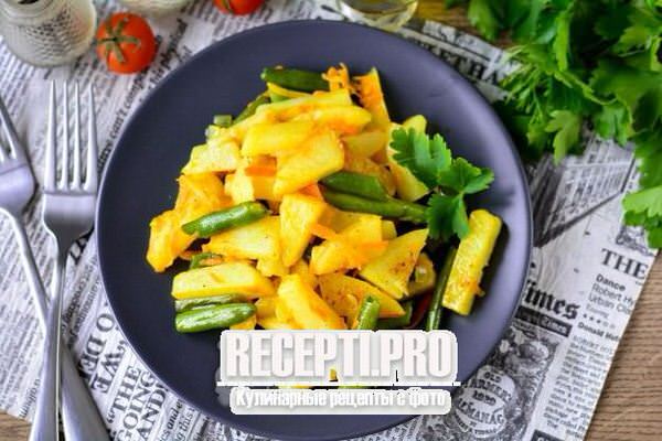 Жареная картошка с овощами на сковороде