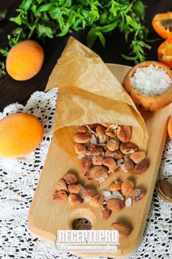Жареные абрикосовые косточки с солью