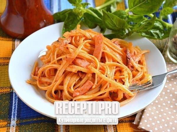 Жареные макароны с колбасой в томатном соусе